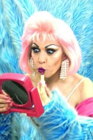 Katharina Blaschke, alias Helene aus SOKO Wismar lacht freundlich in die Kamera