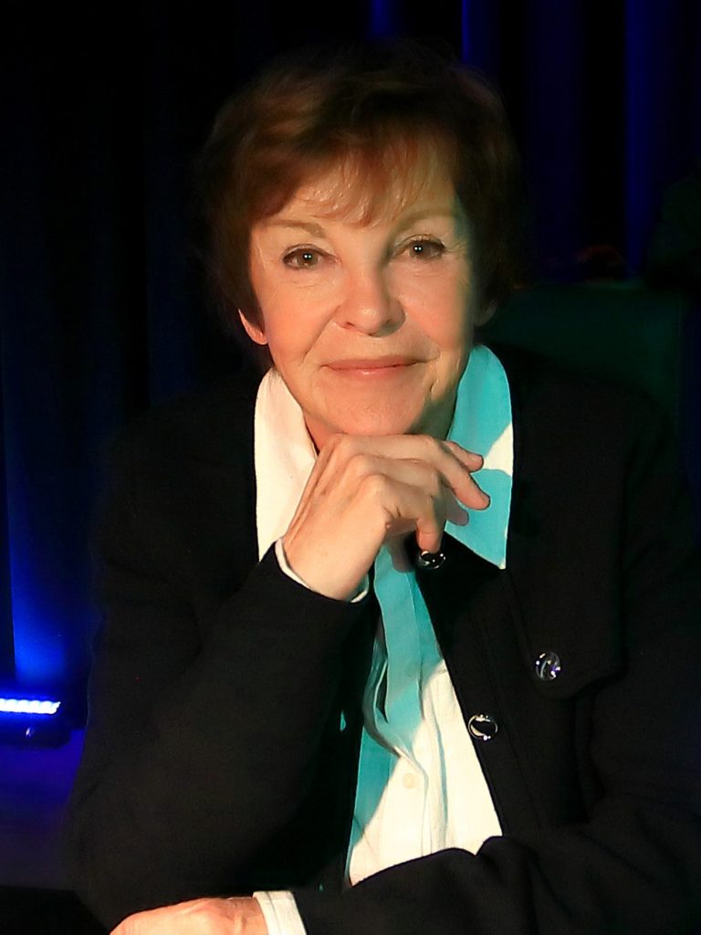 Katharina Blaschke, alias Helene aus SOKO Wismar lacht freundlich in die Kamera