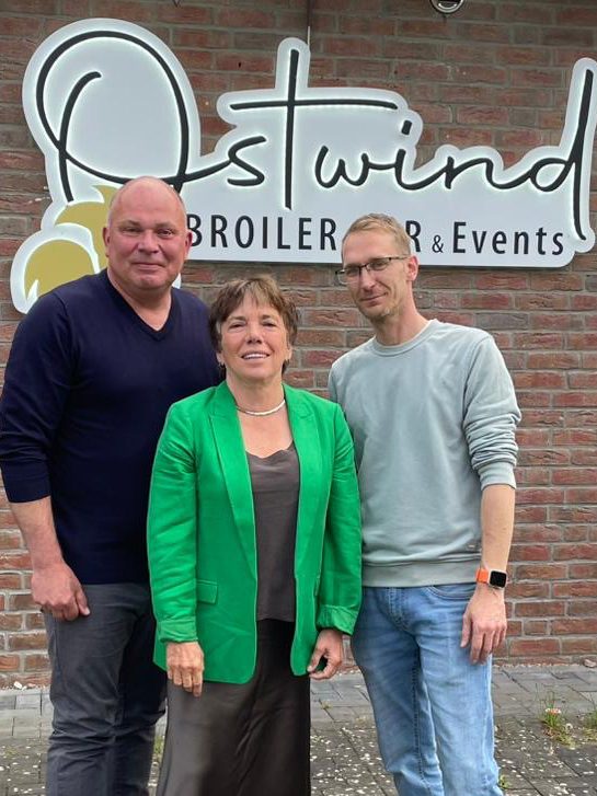 Katharina Blaschke, alias Helene aus SOKO Wismar lacht freundlich in die Kamera