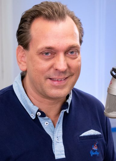 Jan Didjurgeit, Sportredakteur von NDR in MV moderierte im Ostwind am 20. Juli. Talkgast Schiedsrichter Sebastian Dankert 