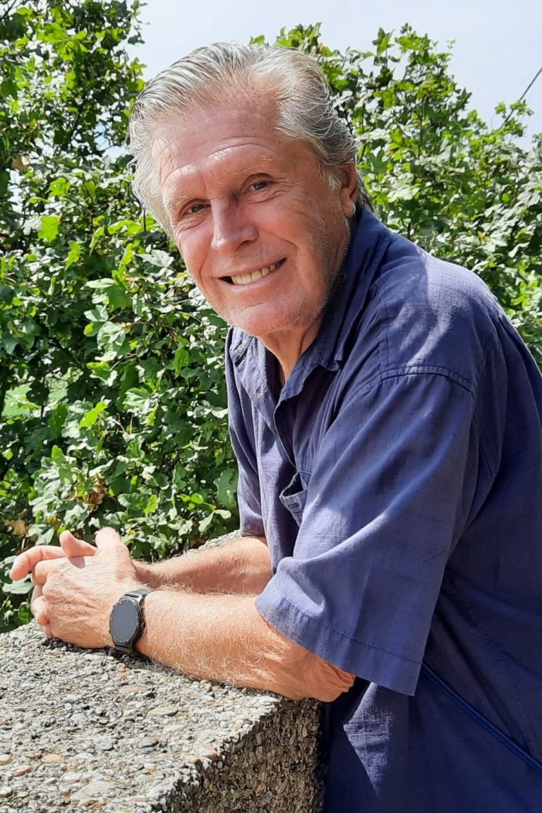 Katharina Blaschke, alias Helene aus SOKO Wismar lacht freundlich in die Kamera